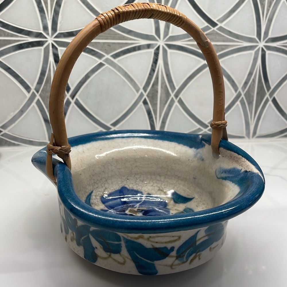 Chatham Pottery Stoneware handled bowl by Gil Wilson signed - Picture 2 of 5